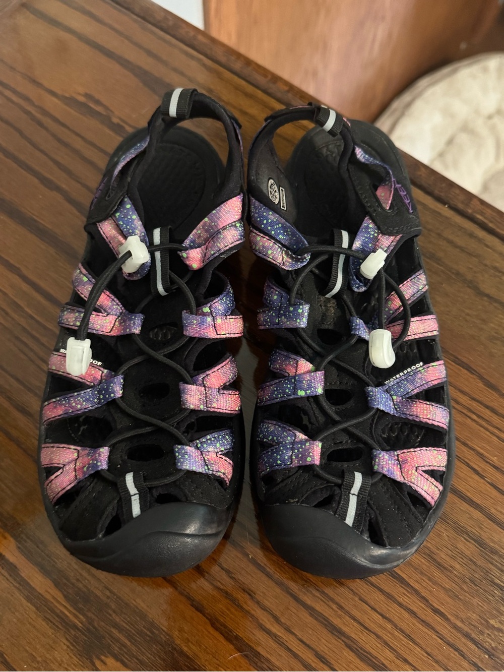 LIKE NEW! Worn maybe once - women’s Keen sandals - perfect for summer - Picture 5 of 6